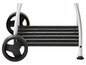 Detail eines silbernen Grillwagens mit schwarzen Rädern.