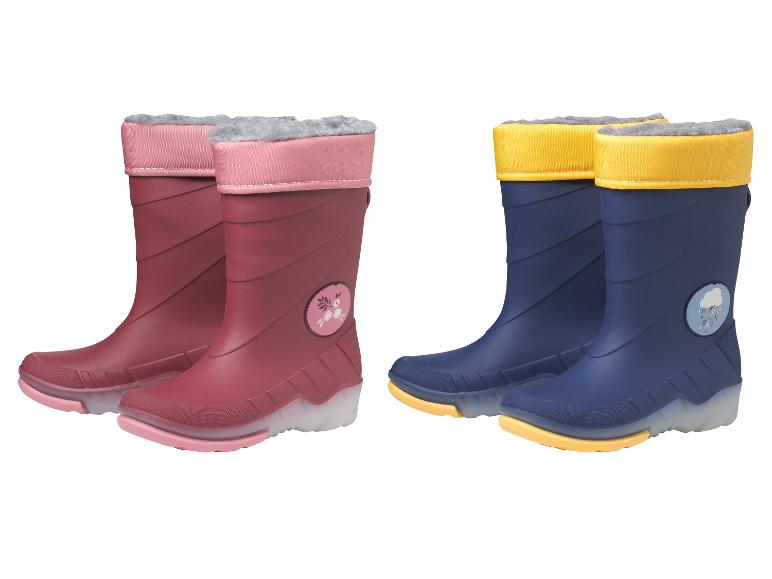 Zwei Paar Kindergummistiefel: rosa mit Blumen und blau mit einer Regenwolke.