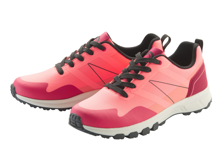 Zwei rosa Sportschuhe mit schwarzen Schnürsenkeln