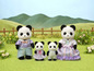 Eine Calico Critters Familie von Pandas in bunten Outfits.