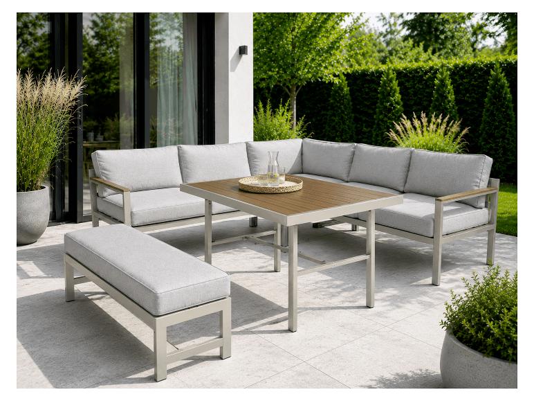 Gartenmöbel-Set mit Ecksofa, Bank und Couchtisch auf einer gefliesten Terrasse.