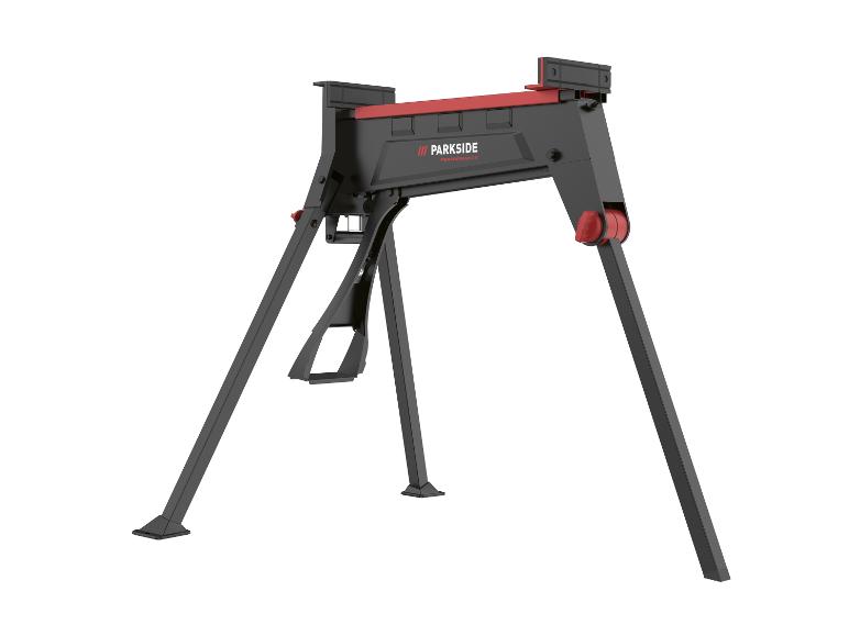 Ein schwarzer und roter klappbarer Arbeitsbock mit schrägen Beinen und stabilem Standfuß.