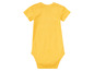 Ein gelber Baby-Body mit kurzen Ärmeln.
