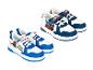 Zwei Paar Kindersneaker, eines mit rotem Rennwagen und das andere mit Spider-Man-Grafik.