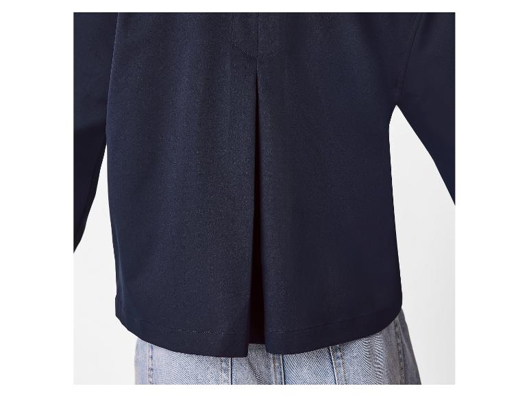 Rückenansicht einer marineblauen Damenbluse mit einer Falte, getragen über hellblauen Jeans.