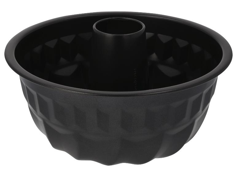 Schwarze Gugelhupfform mit gerilltem Design und Mittelrohr.