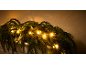 Weihnachtsgirlande mit warmweißer LED-Beleuchtung vor hellem Hintergrund.