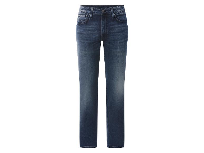 Dunkelblaue Jeans auf weißem Hintergrund.