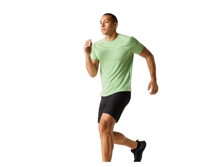 Mann läuft in grünem T-Shirt und schwarzen Shorts.