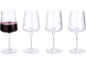 Set aus vier Rotweingläsern, von denen eines mit Wein gefüllt ist.