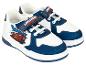 Ein Paar weiß-blaue Kindersneaker mit Cartoon-Auto-Grafik und dem Text „Lightning McQueen“.