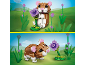 Zwei Spielzeug-Hamstermodelle mit Blumen, eines stehend und eines liegend.