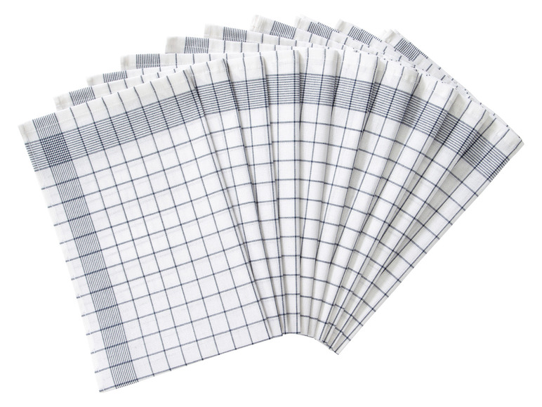 Ein Stapel weißer Geschirrtücher mit blauen Karos.
