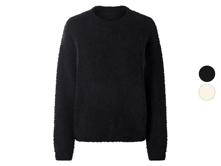 Schwarzer flauschiger Pullover, auch in Hellbeige erhältlich.