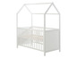 Ein weißes Holzbabybett mit einem Dach in Hausform.