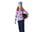 Mädchen in gemustertem Ski-Oberteil, blauer Skihose und blauer Mütze, hält einen Helm.