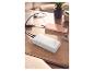 Weiße Powerbank lädt Laptop und Smartphone auf einem Holztisch.