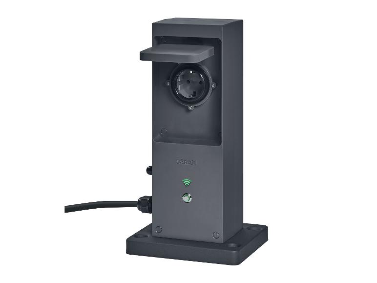 Dunkelgraue Außensteckdosensäule mit offener Klappe, Steckdose und grünem WLAN-Symbol.