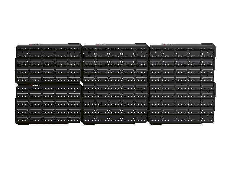 Drei schwarze Parkside Lochplatten zur Werkzeugaufbewahrung mit weißen Löchern und Schlitzen.