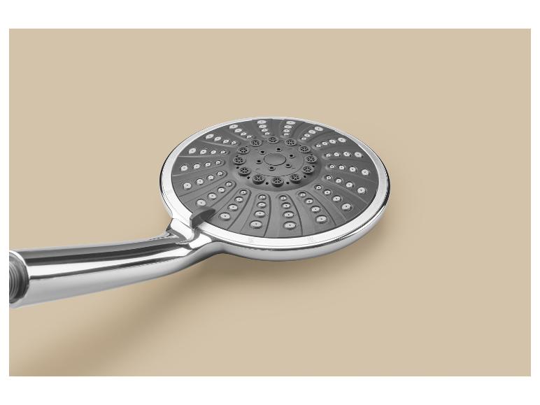 Verchromter Duschkopf mit grauer Sprühplatte und mehreren Düseneinstellungen.