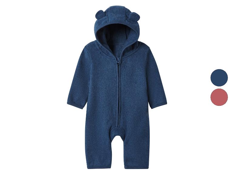 Blauer Baby-Overall mit Kapuze mit Bärenohren und Reißverschluss vorne.