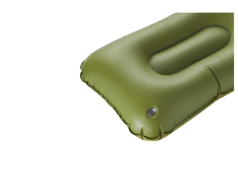 Aufblasbares olivgrünes Campingkissen mit Ventil.
