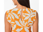 Rückenansicht einer Frau in einem orangefarbenen Top mit weißen Blumenmustern und Ausschnitt.