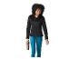 Lächelnde Frau in schwarzer Jacke und blauen Leggings, hält eine Wasserflasche.
