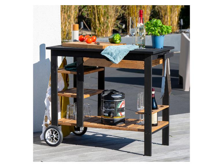 Outdoor-Servierwagen mit Arbeitsplatte, Gemüse, Kräutern, Getränken und Utensilien.