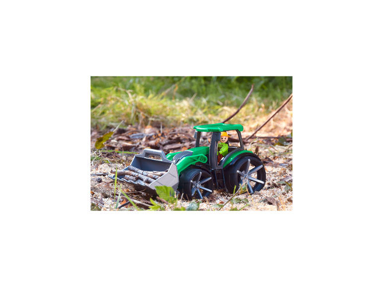 LENA TRUXX² Spielzeug-Traktor mit Frontlader transportiert kleine Äste auf Waldboden