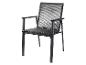 Schwarzer Gartenstuhl mit Armlehnen und geflochtener Sitzfläche.