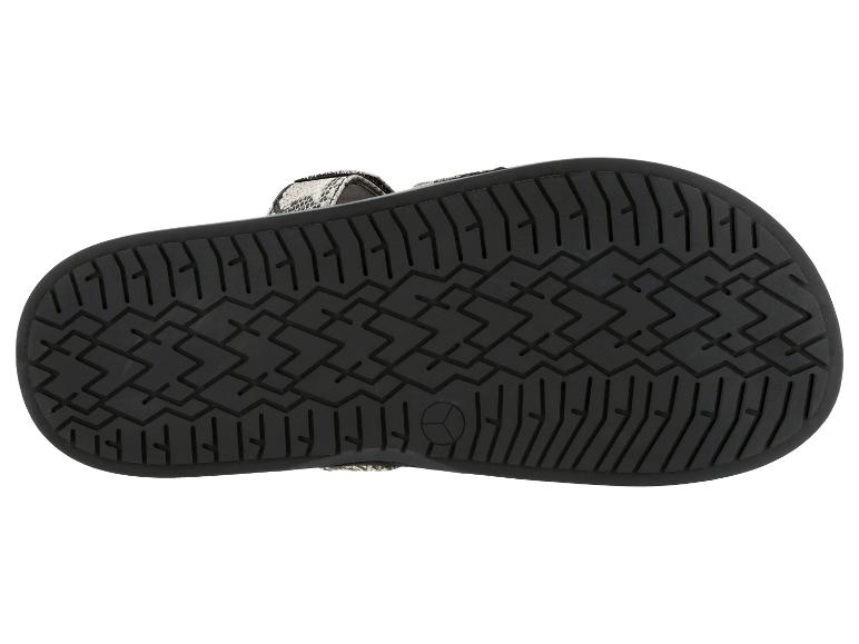 Schwarze Sandale mit gemusterter Sohle und Schlangenleder-Riemen.
