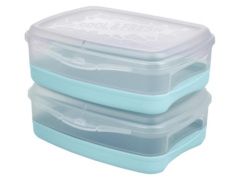Zwei gestapelte blaue und transparente Lebensmittelbehälter mit der Aufschrift „COOL & FRESH“.