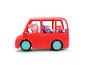 Rotes Spielzeugauto mit drei Schweinefiguren, eines fährt, zwei sind Passagiere.