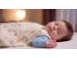 Schlafendes Baby in einem Schlafsack mit Hasen- und Mondmuster.