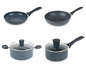Zwei Pfannen mit schwarzen Griffen und zwei Töpfe mit Glasdeckeln.