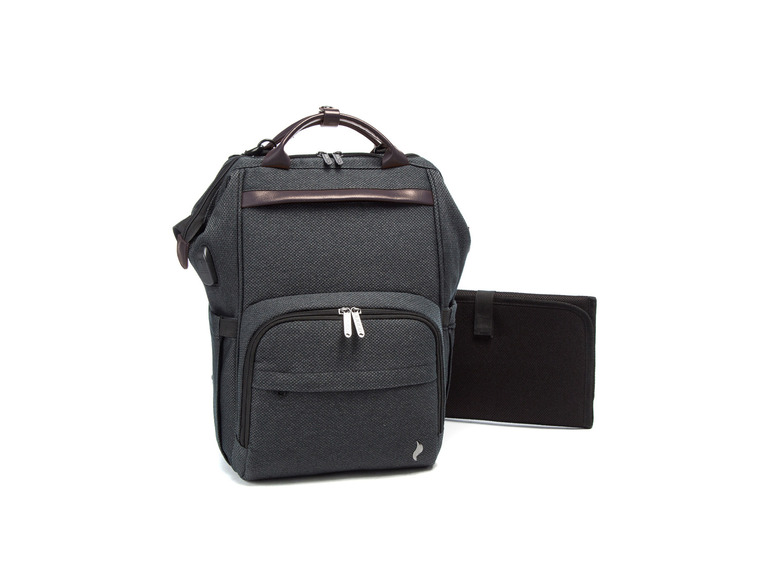 Ein schwarzer Rucksack mit Wickelunterlage der Marke Skip Hop.