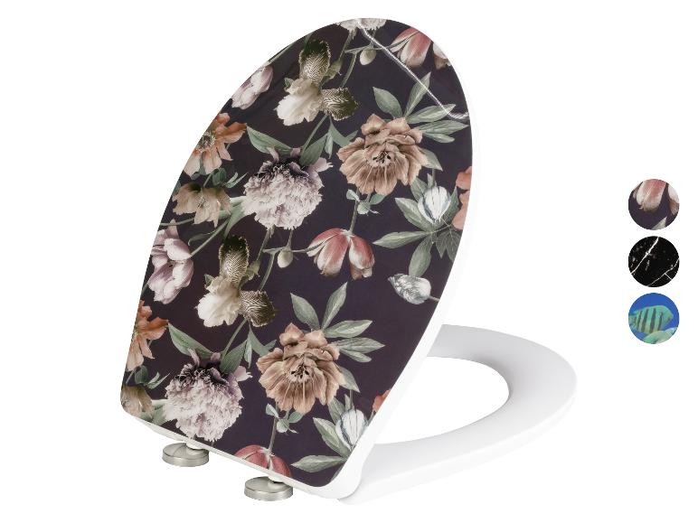 Weiße Toilettensitz mit Blumenmuster.