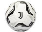 Weißer Fußball mit schwarzen und grauen Details, mit einem stilisierten Logo in der Mitte.