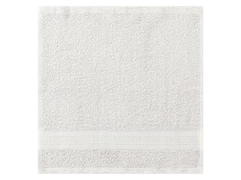 Ein weißes Handtuch mit gesticktem Rand.