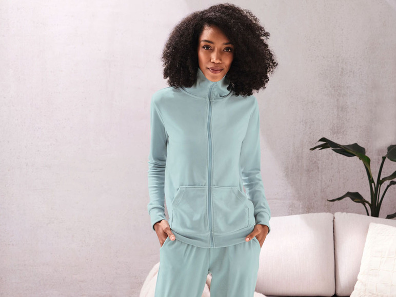 Eine Frau trägt einen hellblauen Jogginganzug.