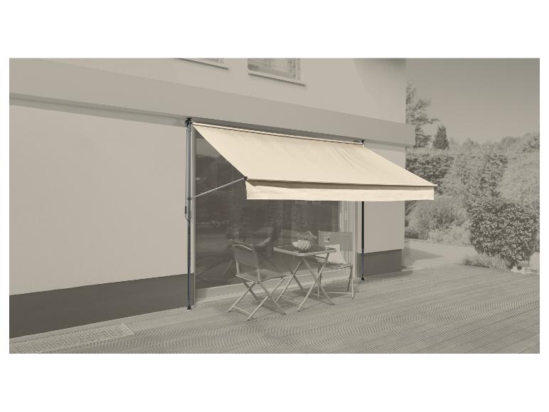 Cremefarbene Markise über einer Terrasse mit kleinem Tisch und Stühlen, neben einem Haus.