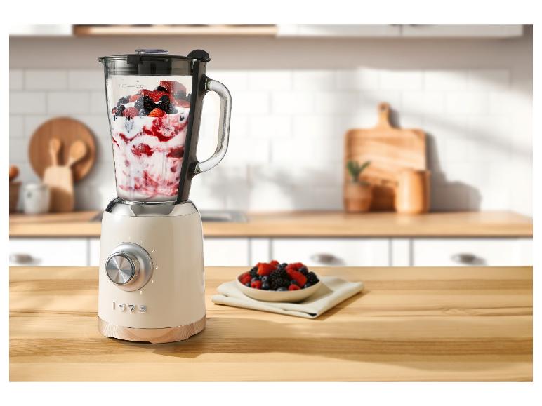 Ein 1973 Vintage-Mixer in einer Küche mit einer Schüssel mit Beeren.