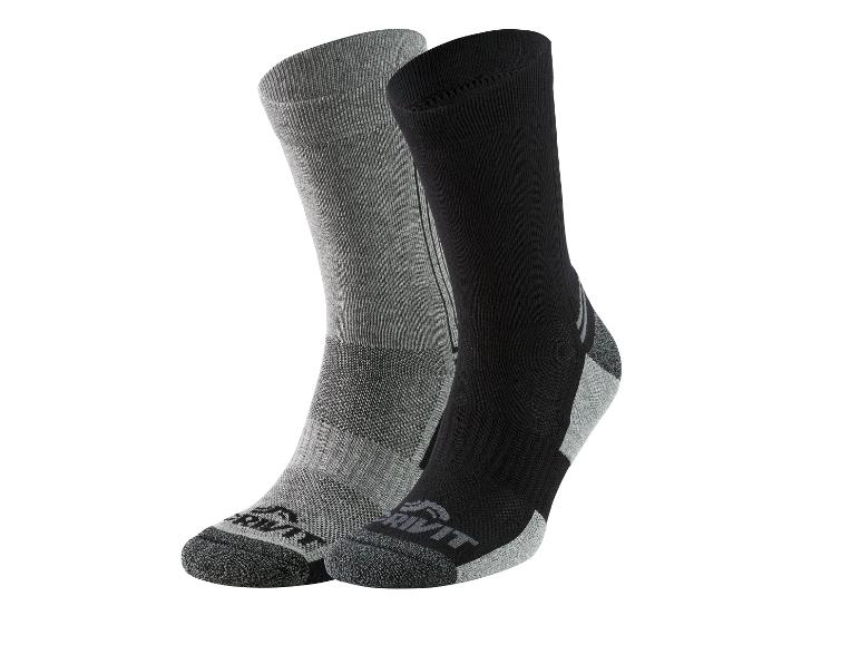Zwei Sportsocken, eine graue und eine schwarze, mit kontrastierenden Details.