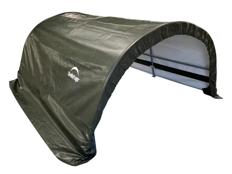 Grüne gewölbte tragbare Garage oder Unterstand mit weißem Innenraum, auf Weiß isoliert.