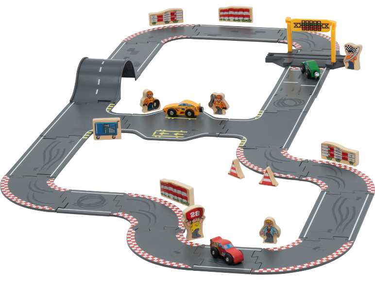 Hölzerne Spielzeug-Rennstrecke mit Autos, Figuren und Zubehör wie Ziellinie und Boxenstopp.