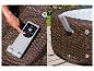 Aufblasbarer Whirlpool mit Bedienfeld und Rattan-Optik.