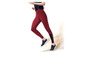 Frau in roten Leggings und blauen Sportschuhen beim Laufen.