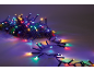 Bunte Weihnachtsbeleuchtung auf einem Tannenzweig, schafft festliche Atmosphäre.