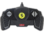 Schwarze Fernbedienung für ein Spielzeugauto mit gelbem Logo und Richtungstasten.